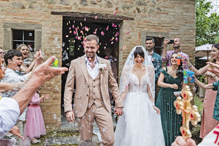 Ая и Хана получили първата покана за сватбената церемония на