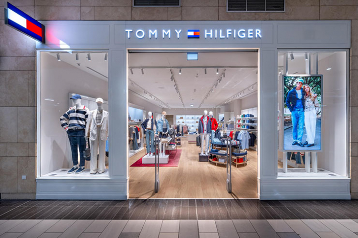 Tommy Hilfiger собственост на PVH Corp и ексклузивно представляван в