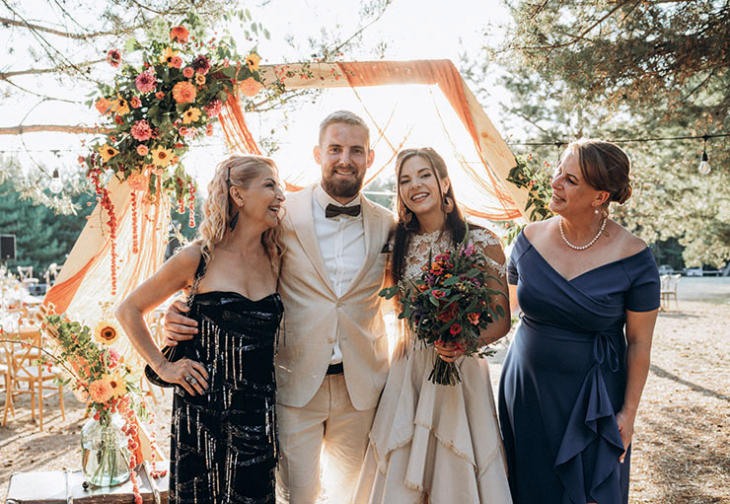 Златното безбрежие на ливадата която приютява сватбата им е в