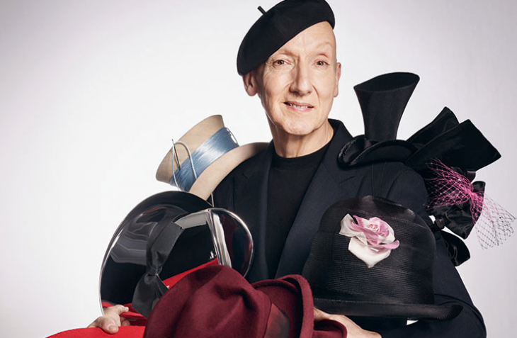 Като вълшебник шапкарят Стивън Джоунс посипва върху творенията си освен