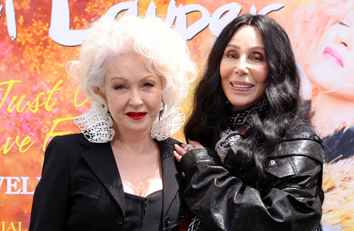 Музикалната звезда Синди Лоупър имаше честта остави своите отпечатъци на