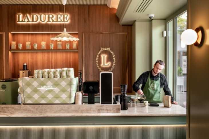 Да пиеш кафето си крачейки по улиците е нещо с